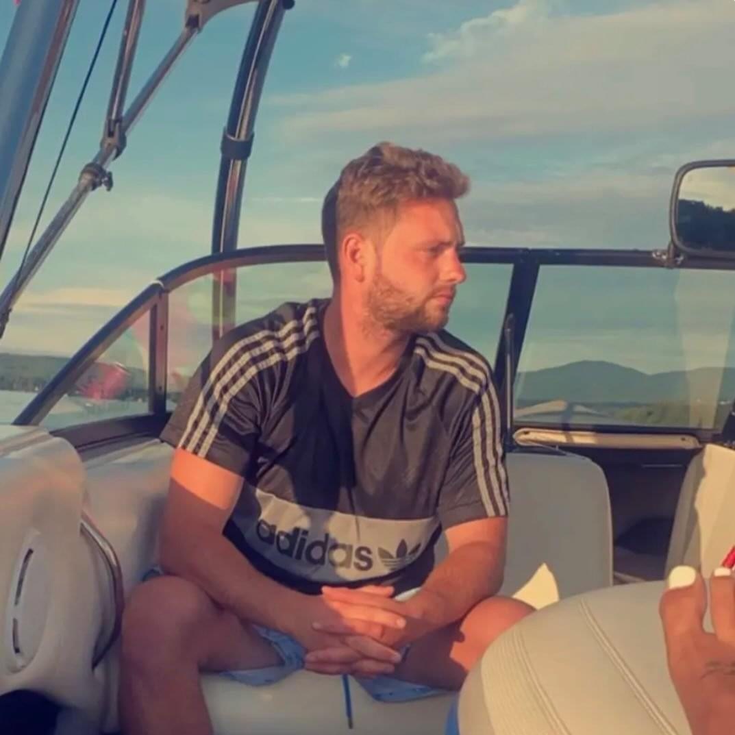 1b7aabdf 049d 491f b160 627c943dd0a4